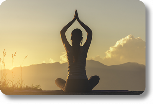 Frau-beim-Joga-bei-Sonnenaufgang-Thema-Awerness